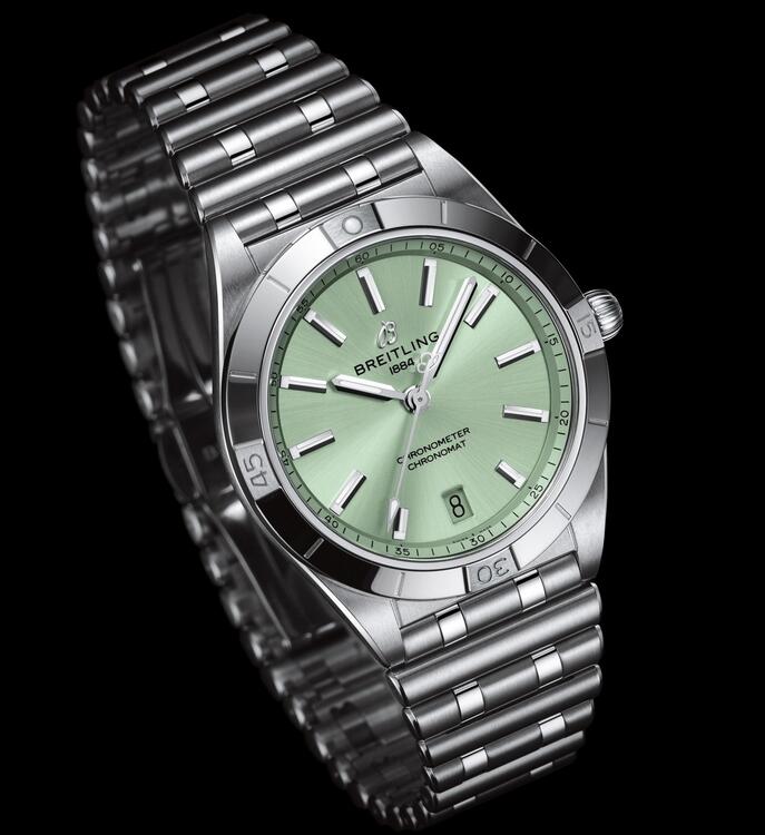 Online fake watches are elegant and fresh for the green color.