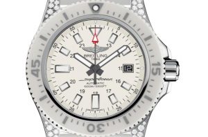 The 42 mm copy Breitling Superocean Y1739367 watches have white dials.