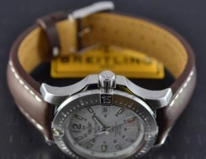 The water resistant replica Breitling Colt A1738811 watches are made from stainless steel.