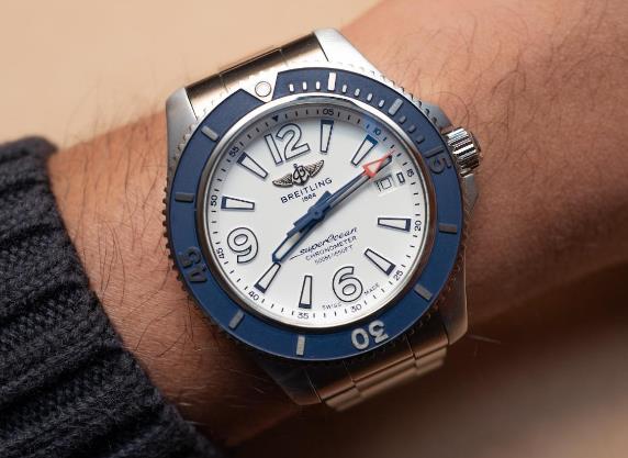 The blue elements on the dial are very fresh and clean.