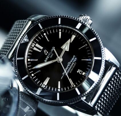 The black ceramic bezel looks shiny and charming.