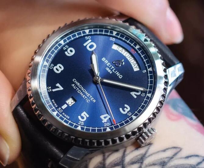 The distinctive blue dial makes the timepiece look very dynamic and optimistic.