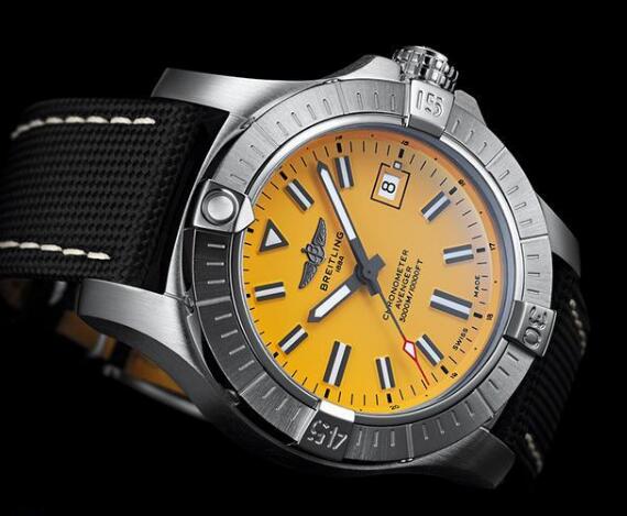The yellow dial makes the timepiece more impressive.