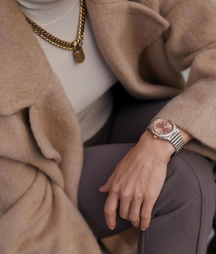 Fashionable replica watches are integrated with steel and 18K red gold.