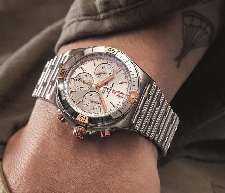 Online replica watches are adorned with red gold elements.