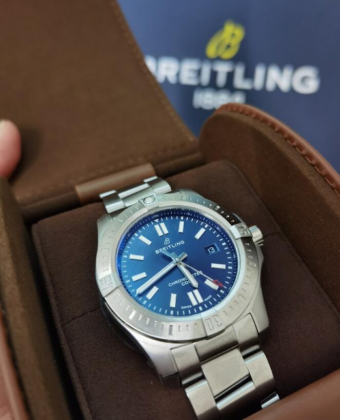 Online fake watches adopt satin frosted process for the bezels.